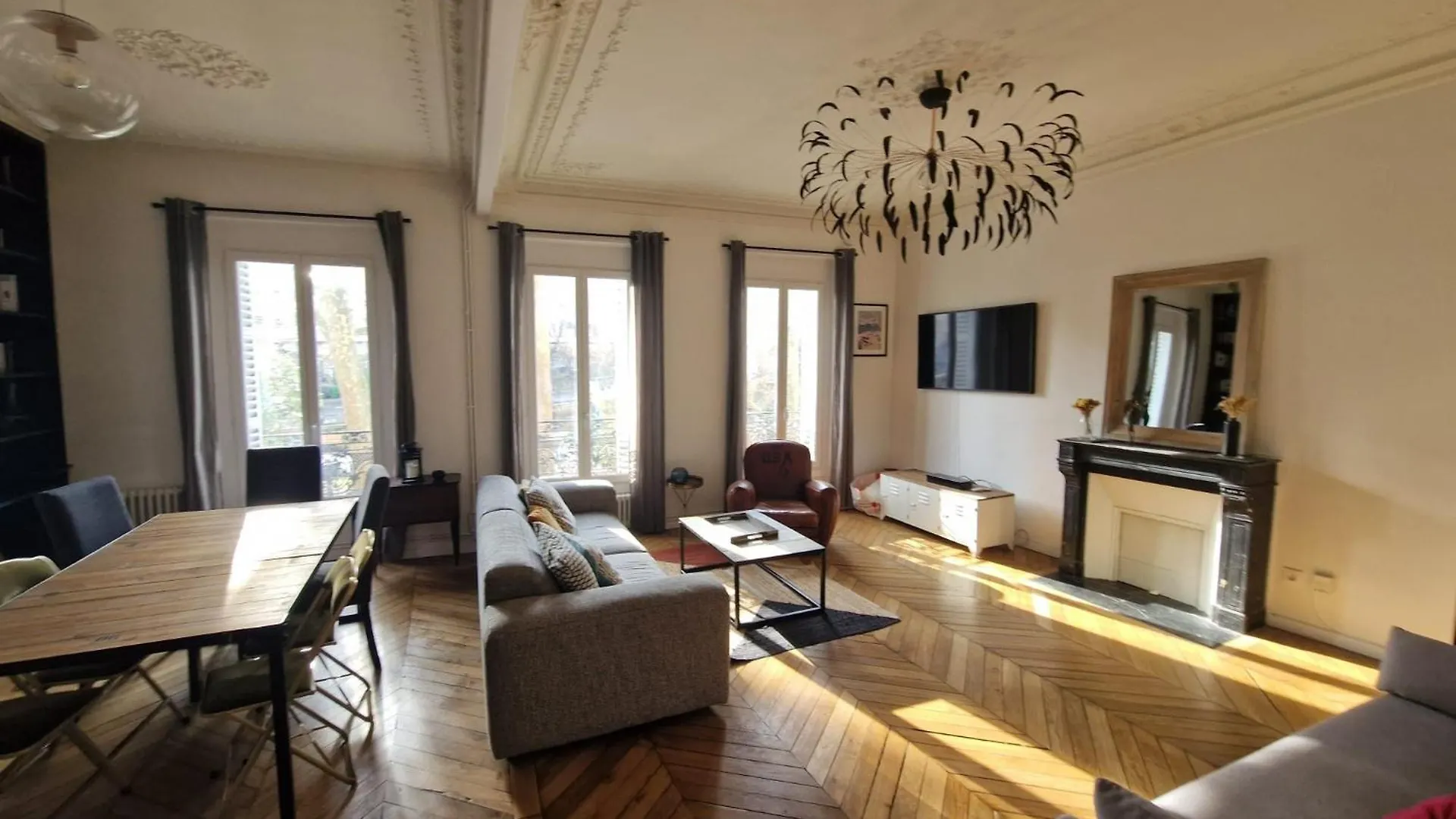 Parisian Nest 15 Min Adidas Arena & Montmartre France