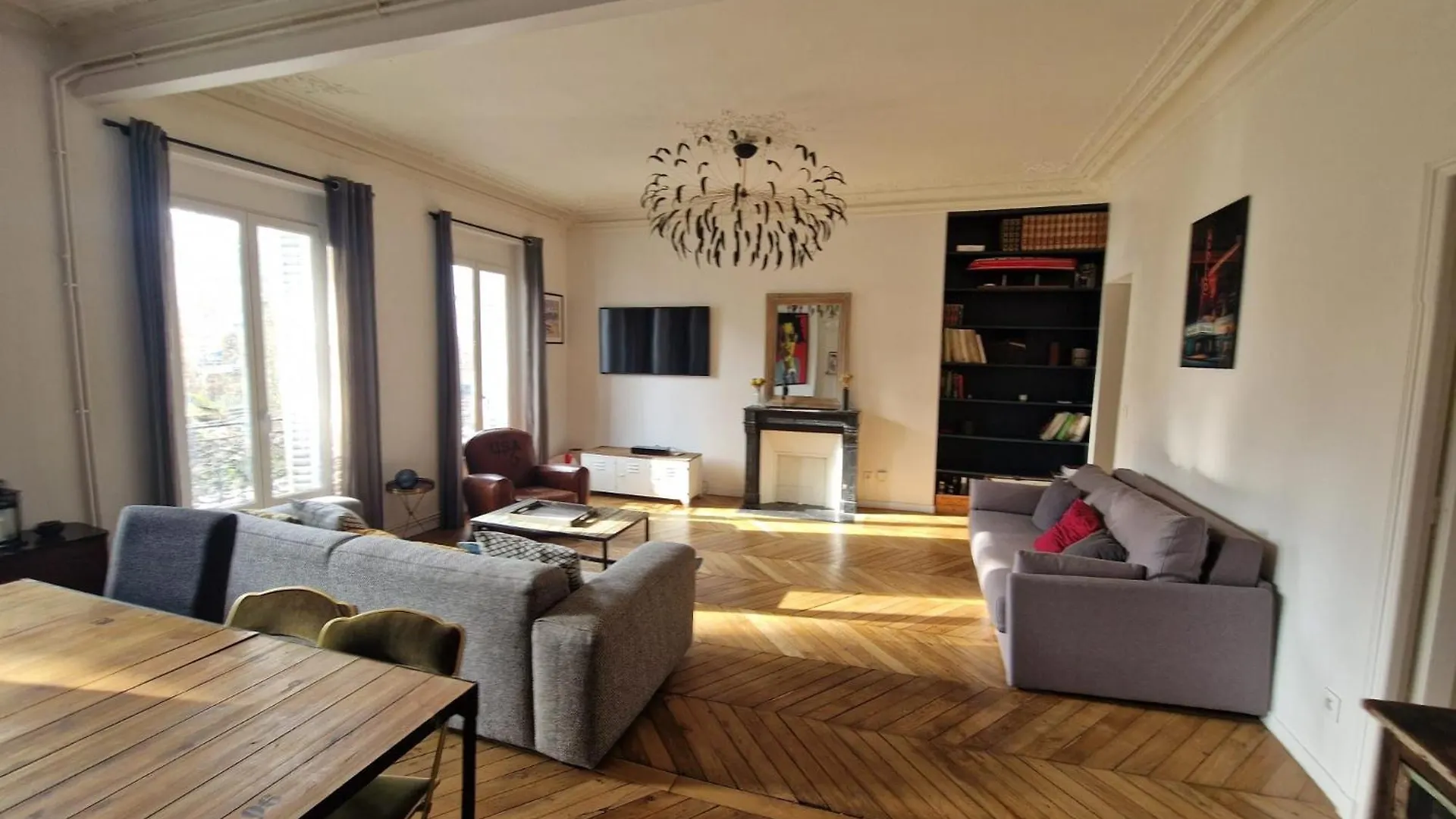 Parisian Nest 15 Min Adidas Arena & Montmartre